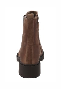 Brązowy zamszowy botek za kostkę o gładkiej fakturze, z zamkiem po boku i płaską, solidną gumową podeszwą. Posiada pionowe przeszycia.