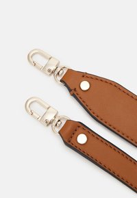 Guess SORA GFRIEND FLAP SHOULDER BAG - Rankinė - cognac