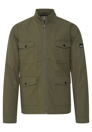 Oliven grønn jakke laget av blandingsstoff med glidelås foran, høy krage, to brystlommer, trykknappslukking og subtil merkevarelapp.