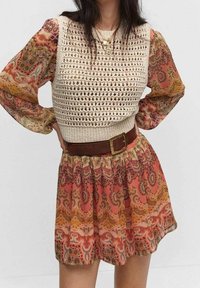 Kleid mit kurzen Ärmeln, oberteil aus cremefarbigem Häkelmaterial und gemustertem Rock in Pink, Orange und Braun, ausgestattet mit einem braunen Gürtel und strukturiertem Stoff.