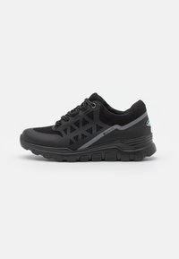 Scarpa sportiva nera con upper in rete, accenti grigi, motivi triangolari, chiusura con lacci, suola ammortizzata e supporto per il tallone testurizzato.