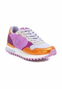 Sneakers con una combinazione di mesh viola chiaro, arancione metallico e accenti viola scuro. Presentano superfici testurizzate e una suola con motivo.