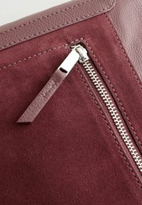 Next POCKET MESSENGER - REGULAR FIT - Rankinė per petį - berry red