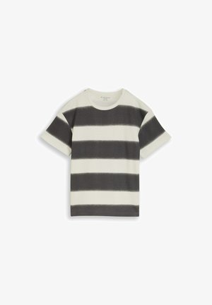 Rövid ujjú kötött póló széles, fekete-fehér vízszintes csíkokkal és kerek nyakkal, fehér háttéren.