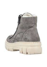 Stivaletto grigio in suede con superficie texture, suola spessa bianca, cerniera laterale e dettaglio del logo. Fodera in pile visibile nella parte superiore.