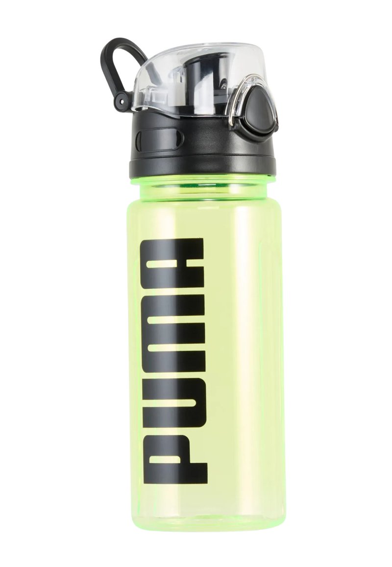 Zielona plastikowa butelka na wodę z czarną nakrętką, wyposażona w przezroczysty dzióbek oraz wyraźne czarne logo "PUMA" po boku.