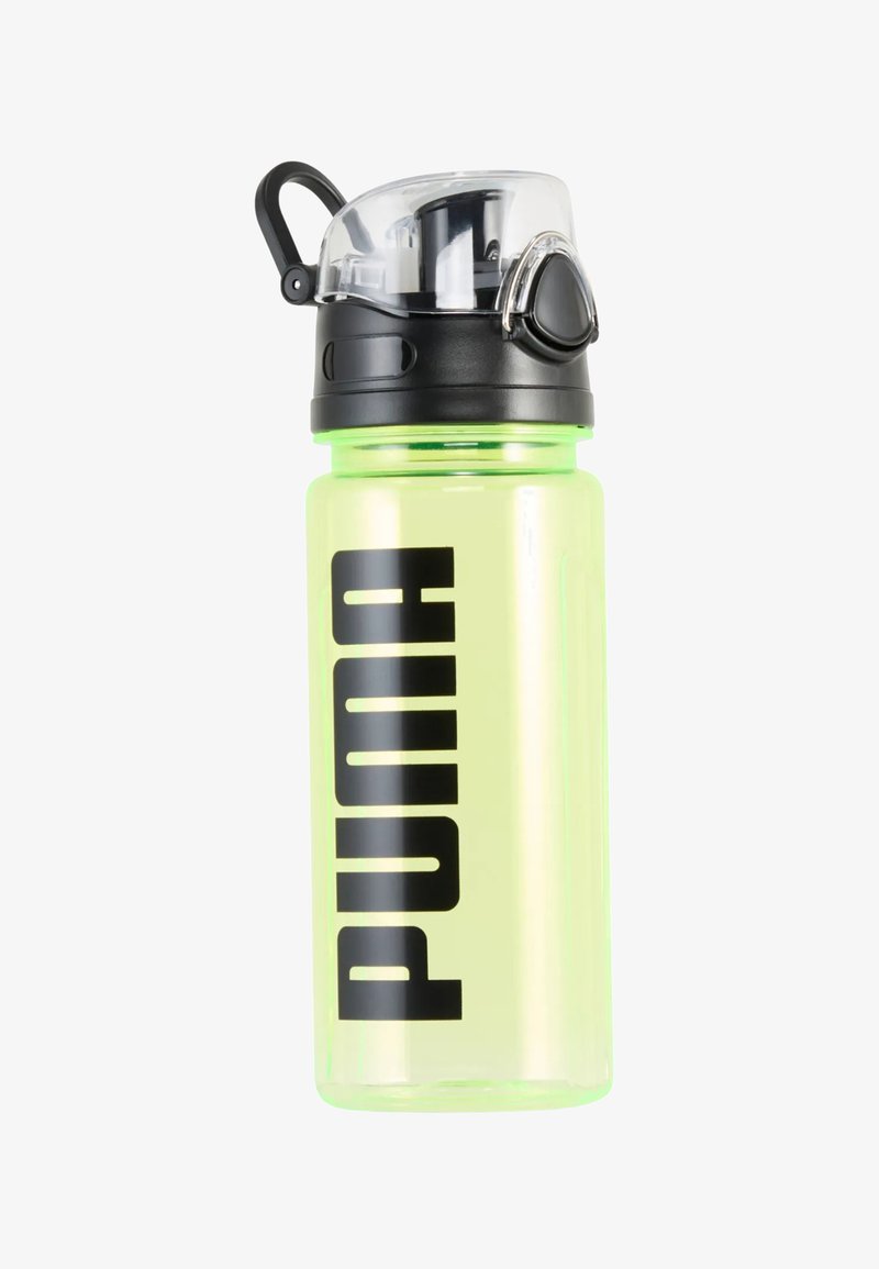Zielona plastikowa butelka na wodę z czarną nakrętką, wyposażona w przezroczysty dzióbek oraz wyraźne czarne logo "PUMA" po boku.