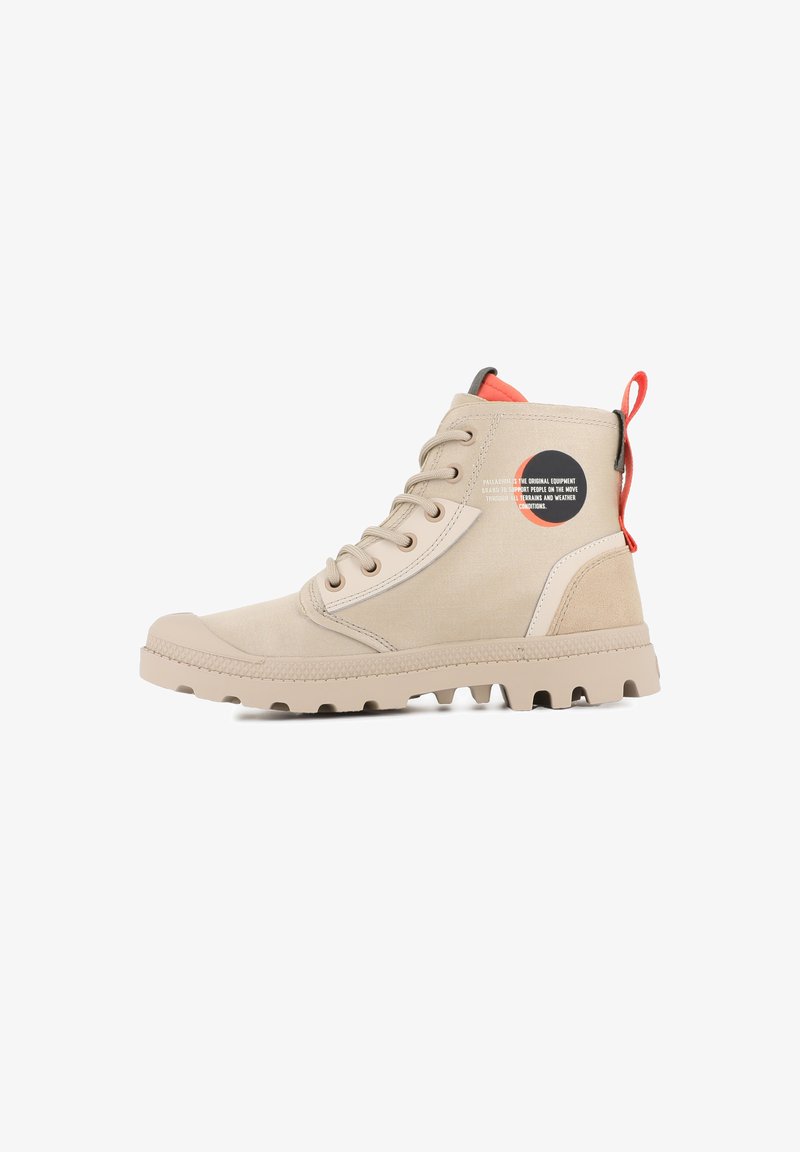 Bottines en toile beige avec une semelle en caoutchouc, bout rond, accents gris, tirette orange et logo sur le côté.