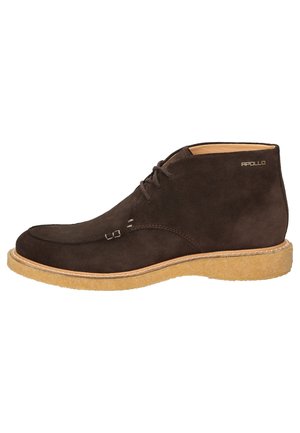 Botte chukka en daim marron avec des lacets marron, semelle en caoutchouc, détails brodés et accent logo doré sur le côté.