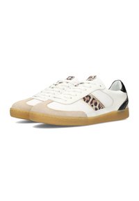 Baskets en cuir blanc avec un accent léopard, un capuchon en daim beige clair, et un détail de talon noir. Semelle en caoutchouc avec grip texturé.