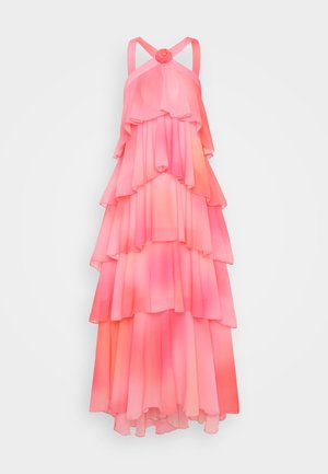 Gelaagde chiffon jurk in verloopkleuren van roze, met een rozenaccent en verstelbare kruisbandjes op de rug. Vloeiende en lichtgewicht ontwerp.