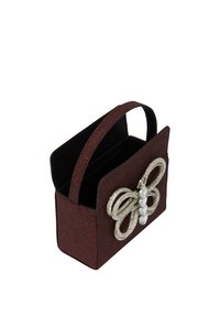 Czerwona, błyszcząca mini torebka o strukturalnym kształcie, z dekoracyjną srebrną kokardą i sztucznymi klejnotami. Posiada uchwyt na górze i otwartą wnętrze.