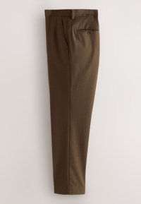 Pantalon marron sur mesure avec poche latérale en couture et poche arrière à un seul bouton, présenté à plat sur un fond neutre.