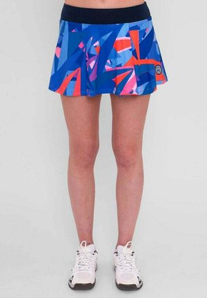 Falda: azul con patrones geométricos en rosa y naranja, tela ligera, diseño acampanado, cintura elástica, combinada con zapatillas blancas.