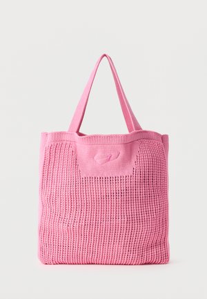 Ροζ πλεκτή τσάντα ώμου με δύο χερούλια και υφή ύφανσης, όρθια σε ουδέτερο φόντο.