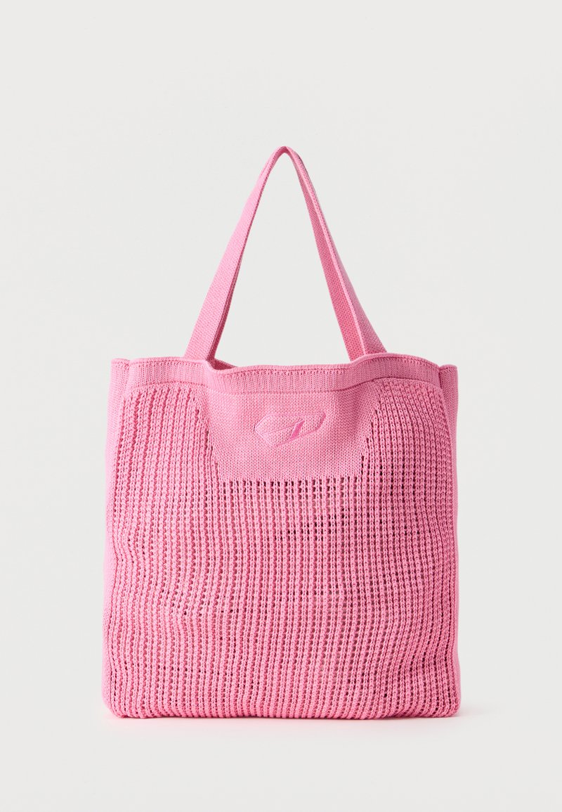 Ροζ πλεκτή τσάντα ώμου με δύο χερούλια και υφή ύφανσης, όρθια σε ουδέτερο φόντο.