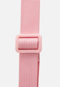 Nike Sportswear HERITAGE UNISEX - Mala a tiracolo - pink glaze/white