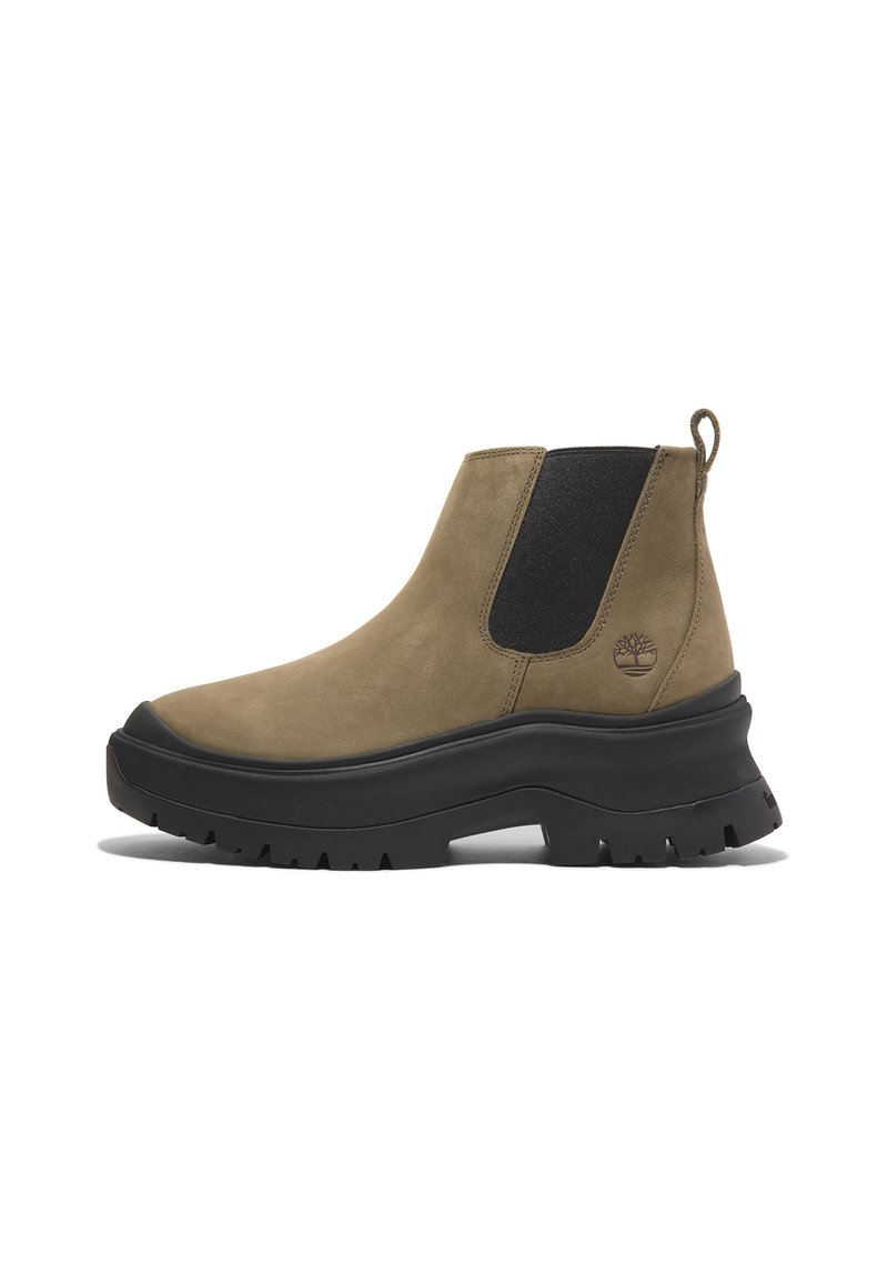 Olijf groene suède enkellaars met elastische zijpanelen en een trekband. Dikke zwarte rubberen zool met een gestructureerd profiel voor grip.