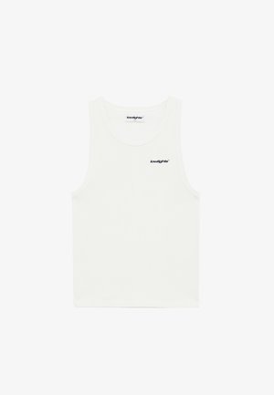 Weißes Baumwoll-Tanktop mit geripptem Muster, rundem Halsausschnitt und kleinem blauen Logo auf der linken Brustseite. Klassisches ärmelloses Design.