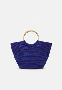 Sac à main bleu tissé avec une poignée en bambou; forme trapézoïdale, surface texturée, ouverture supérieure sans motifs ni accents visibles.