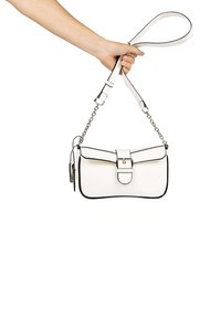 Borsa a tracolla in pelle bianca con profili neri, forma rettangolare, chiusura a scatto e tracolla a catena. I dettagli includono un manico e un'etichetta decorativa.