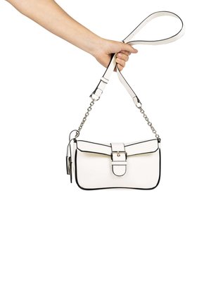 Borsa a tracolla in pelle bianca con profili neri, forma rettangolare, chiusura a scatto e tracolla a catena. I dettagli includono un manico e un'etichetta decorativa.