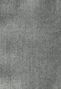 Tejido gris con una superficie suave y texturizada; patrón minimalista; coloración uniforme; adecuado para aplicaciones de tapicería o prendas de vestir.