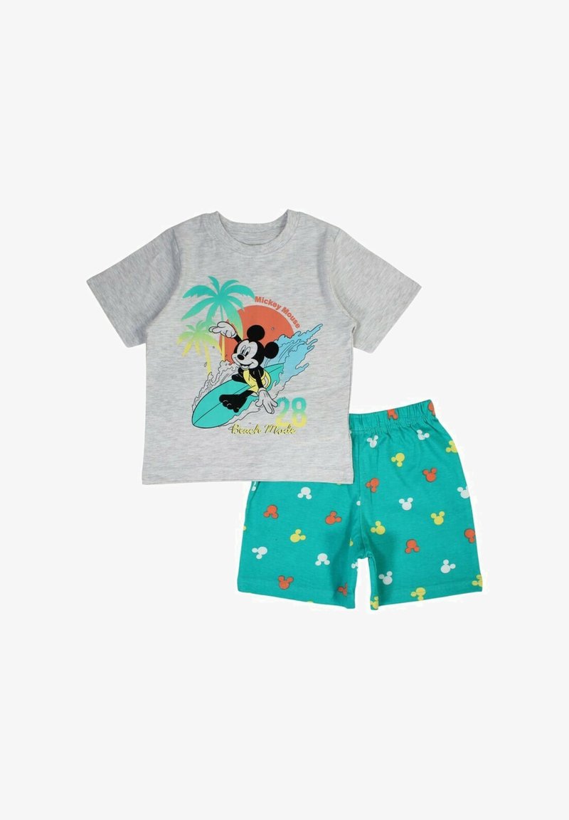 T-shirt grise avec un graphisme de Mickey Mouse et un design de planche de surf, associé à un short turquoise orné de têtes de Mickey Mouse multicolores.
