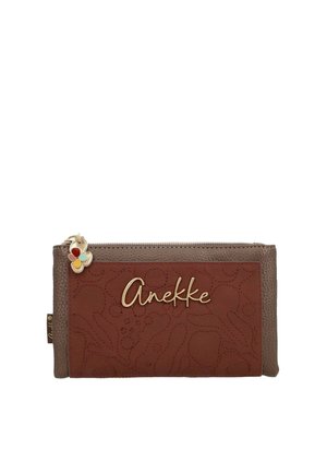 Braune und taupefarbene rechteckige Geldbörse mit gesticktem Blumenmuster, goldenem "Anekke"-Logo und einem Reißverschlussanhänger mit einem mehrfarbigen Blumenanhänger.