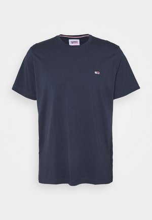 Granatowy t-shirt z krótkim rękawem z małym logo Tommy Jeans na lewej piersi oraz markową metką wewnątrz dekoltu.