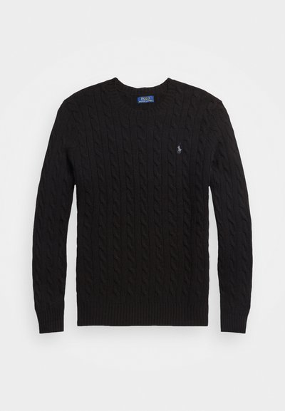 Crni pulover od pletenine s okruglim izrezom, rebrastim manžetama i donjim rubom, s malim izvezenim logotipom na lijevoj strani prsnog dijela.