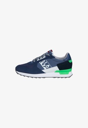 Sneaker blu navy con pannelli in rete e suede, dettagli bianchi e tallone verde. Presentano un design con lacci e una suola in gomma testurizzata.