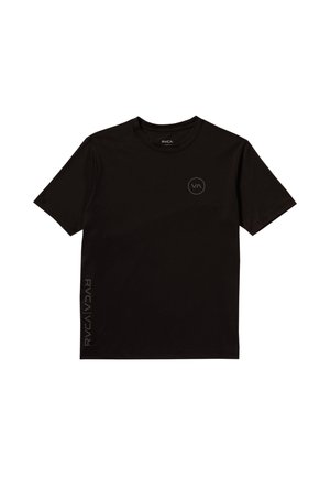 Zwarte t-shirt met korte mouwen gemaakt van zachte stof. Voorzien van een circulair logo op de borst en "RVCA" verticaal gedrukt op de zijkant.