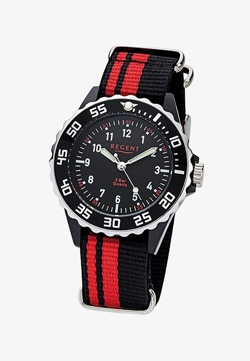 Montre analogique noire avec chiffres blancs, accents rouges, lunette argentée et bracelet noir comportant deux bandes verticales rouges.