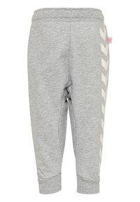 Grå mjukisbyxor med ribbad midja och ärmslut, prydda med vita chevronränder på sidorna. Tillverkade i mjukt bomullsblandat material.