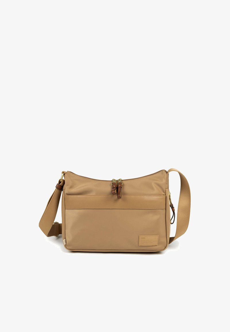Bolso de hombro color marrón claro fabricado con material sintético. Cuenta con cierre de cremallera con dos tiradores, una correa ajustable y un bolsillo frontal. Textura suave.