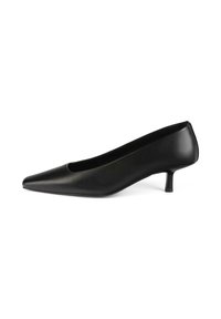 Scarpa nera in pelle con tacco alto, punta affusolata, tacco medio e texture liscia. Design minimalista senza decorazioni visibili.