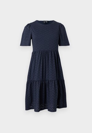 Marineblauwe midi-jurk met korte mouwen, zigzag oogjespatroon, ronde halslijn, pofmouwen en een gelaagde rok.