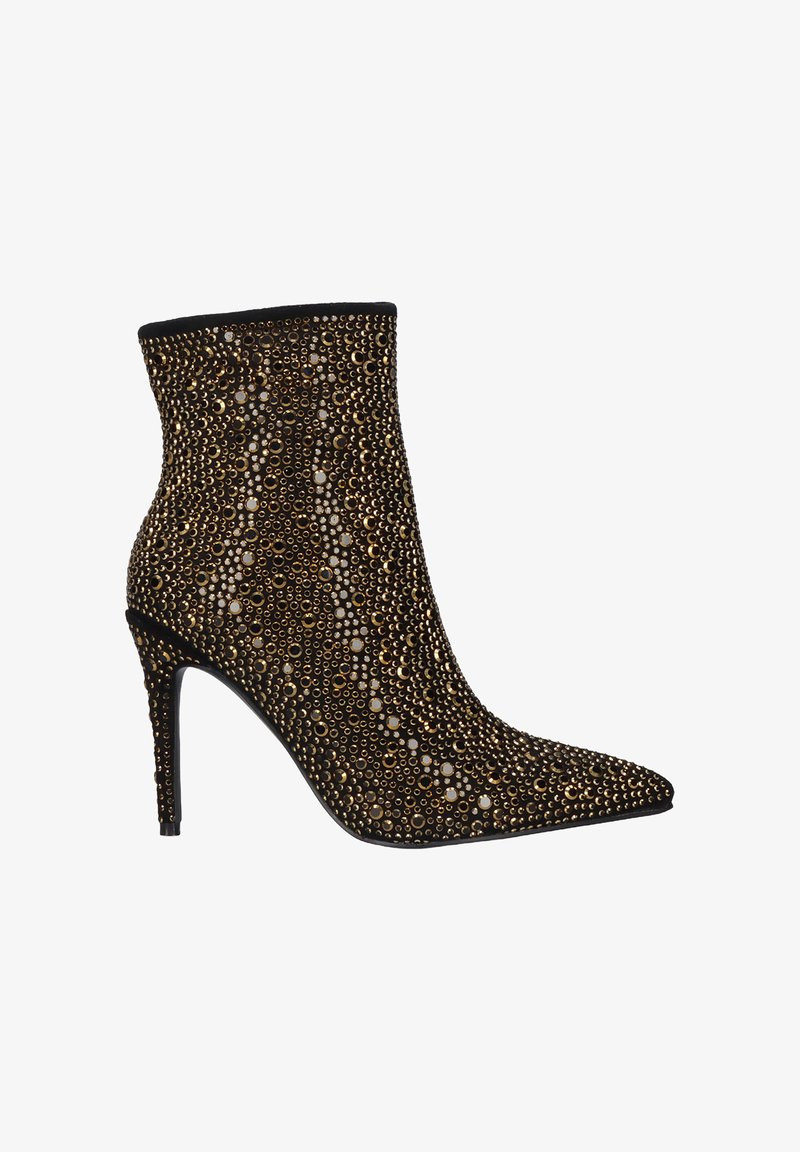 Botín de tobillo con punta afilada, tejido negro cubierto de tachuelas doradas y plateadas, y tacón de aguja. Diseño texturizado y elegante.