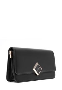 Borsa a sorpresa in pelle nera con un accento dorato a forma di diamante. Texture liscia, design a pieghe e una chiusura sicura.