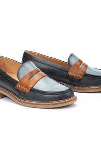 Mocasines de cuero en azul marino y gris con una correa de acento marrón, que cuentan con una puntera redondeada y detalles cosidos. Suela de goma para mayor comodidad.