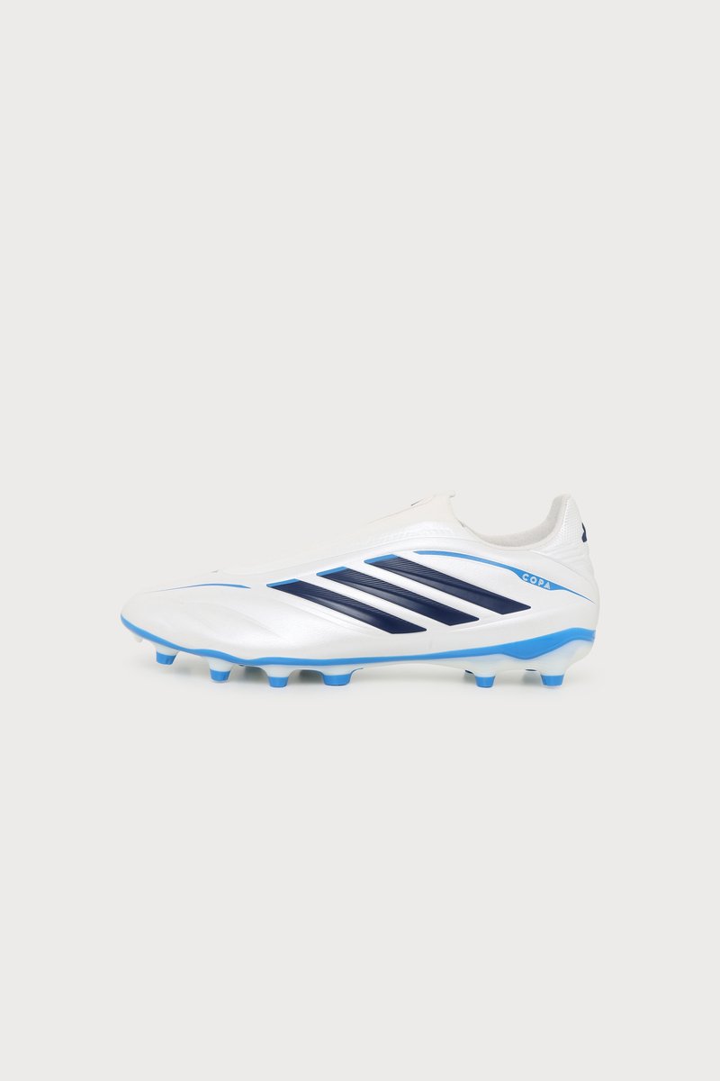 Λευκό και μπλε ποδοσφαιρικό παπούτσι Adidas Copa με μαύρες ρίγες και μπλε καρφιά σε απλό φωτεινό φόντο.