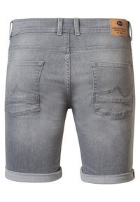 Shorts de mezclilla gris con dobladillos enrollados, que presentan dos bolsillos traseros y un parche de cuero con la marca, diseño estructurado y textura suave.