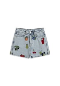 Shorts de mezclilla en azul claro con bordados coloridos de frutas y bebidas. Cuenta con cinco bolsillos y un cierre de botón en la cintura.