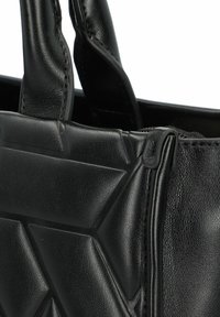 Zwarte leren tote bag met een geometrisch reliëfpatroon, voorzien van korte, stevige handvatten en een gestructureerd oppervlak. Duurzaam en gestileerd.