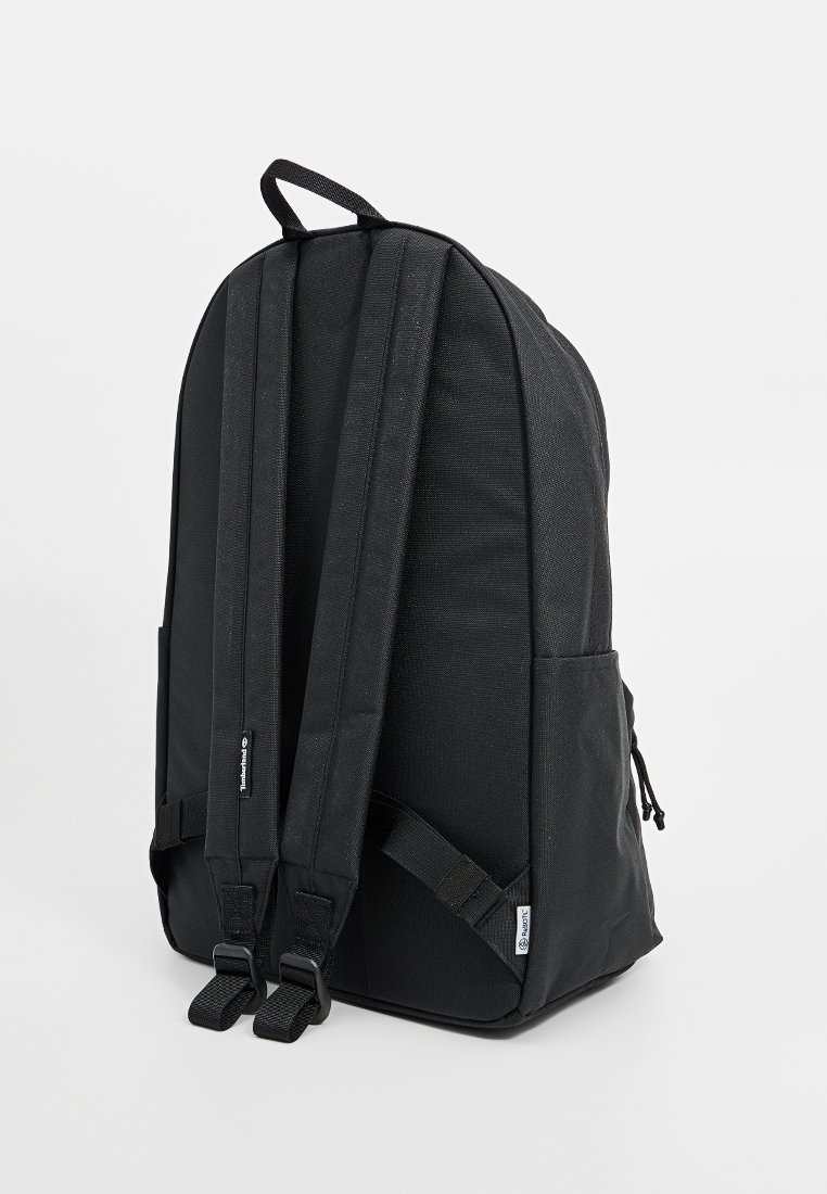 Czarny plecak z teksturowanej tkaniny, o zaokrąglonym kształcie, z regulowanymi paskami i bocznymi kieszeniami. Posiada górną rączkę do noszenia.