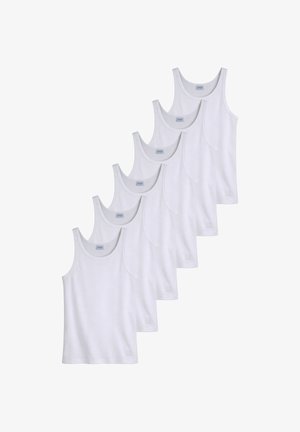 Sei canottiere bianche semplici disposte in una linea diagonale decrescente su uno sfondo bianco.