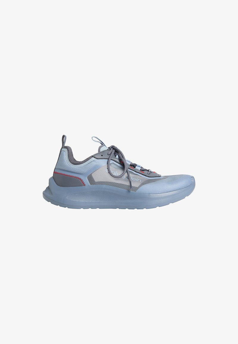 Basket de sport bleu clair et gris avec lacets, semelle coussinée, languettes sur la languette et le talon, et logo discret de la marque sur le côté.