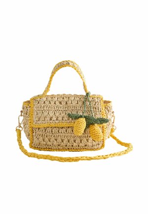 Kleine beige Häkelhandtasche mit gelbem Besatz, zwei gehäkelten Zitronendekorationen, oberem Griff und langem geflochtenem Schulterriemen.