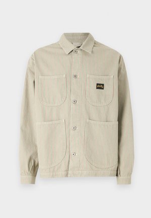 Beige og hvide lodrette stribede skjortejakke med knapper, fire forlommer, lange ærmer og et lille sort logopatch på den øverste venstre lomme.